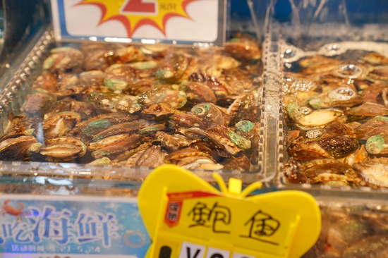 （圖：家樂福深圳保利店內的鮮活海鮮產品。）
